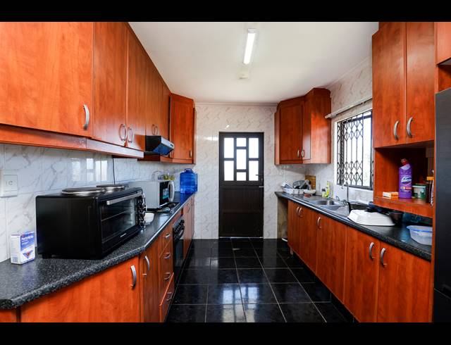 13 BEDROOM HOUSE FOR SALE IN CLARE ESTATE